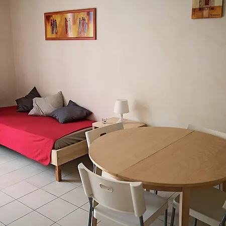Modern And Cozy Close To Center Apartment Prag