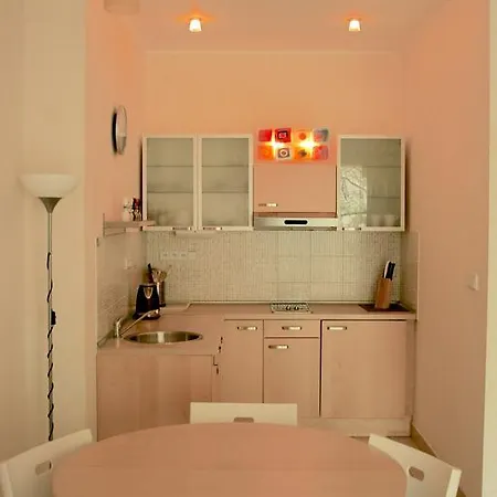 Modern And Cozy Close To Center *